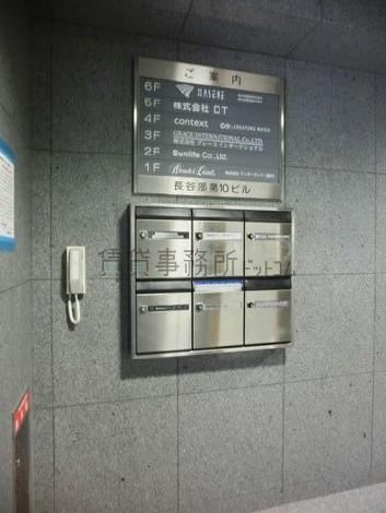 エントランスにポストがあります
