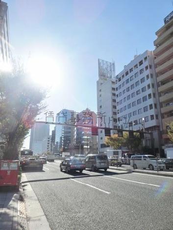 晴海通り沿いに面しています