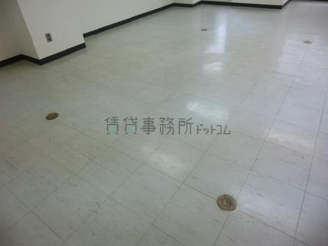 寿ビルの室内