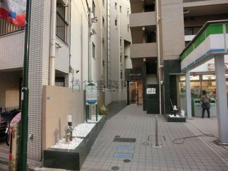 エントランスまで少し長めのアプローチ