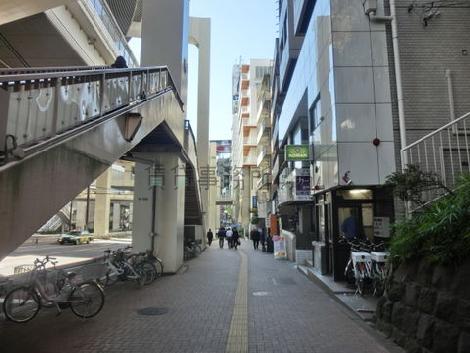 前面は広めの歩道です