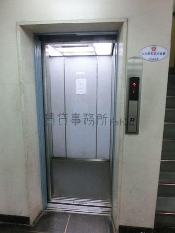 エレベーターに中です