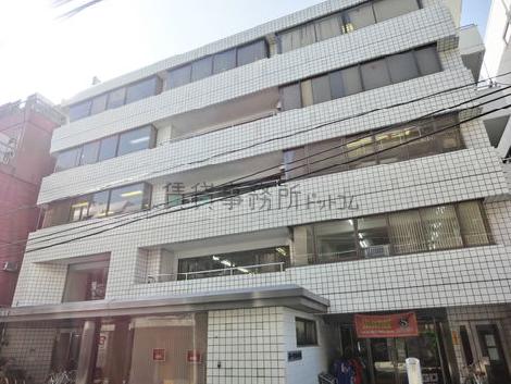 窓面は明るいビルです