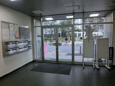 光が多く入るエントランスです