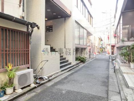 玄関前の人通りの少ない公道