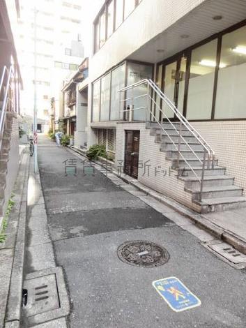 落ち着いた雰囲気の玄関前通り