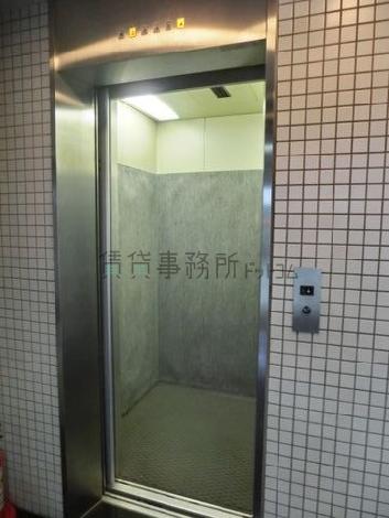 9人乗りエレベーターです