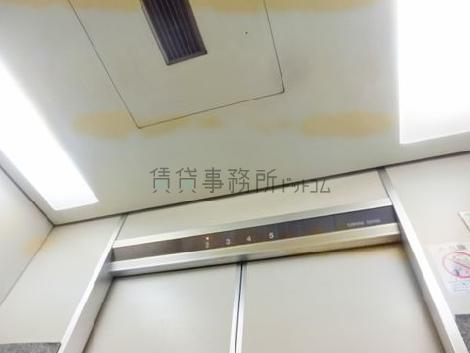 エレベーター内の天井照明