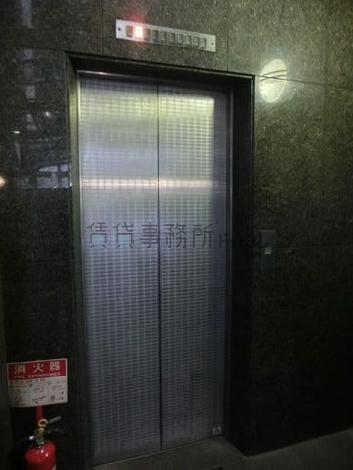 黒いタイルに囲まれたエレベーターです
