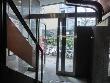 ガラスが上部まであるので明かりが入ります