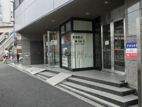 坂道沿いにたっています
