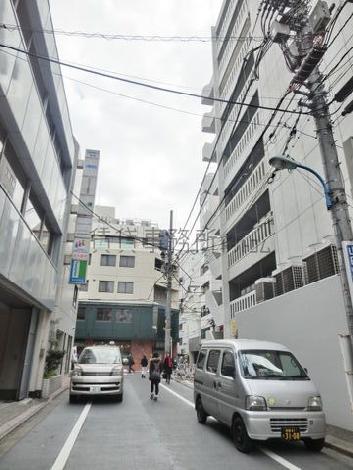 背面道路奥からの景観