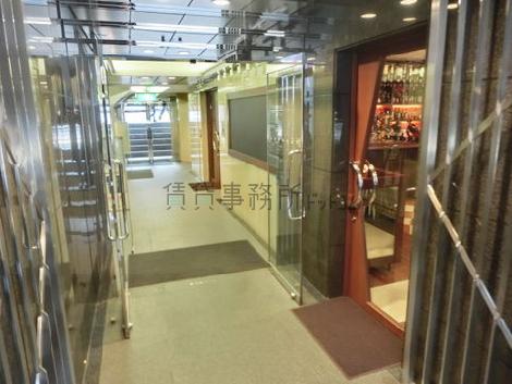 右側のお洒落な扉は店舗への入口です