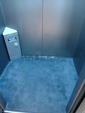 エレベーター内部