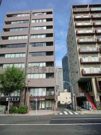 物件の奥には、新宿の高層タワー群があります