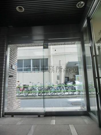 玄関には、自動ドアを採用しています