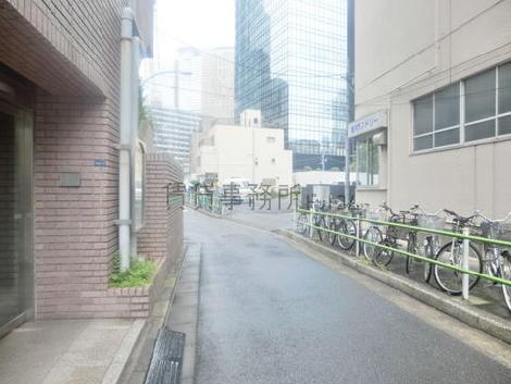玄関前の通り