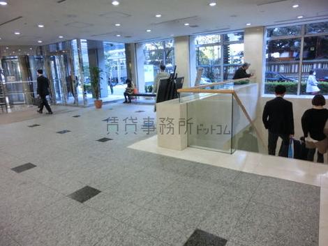 明るいエントランスです