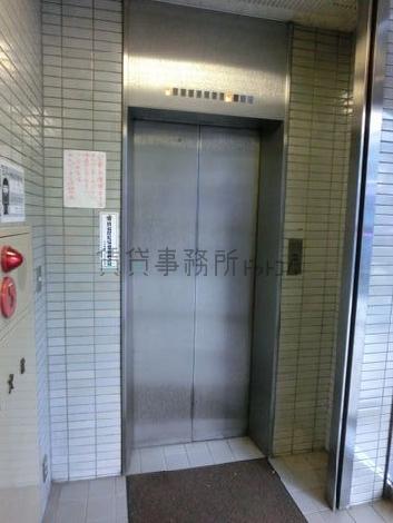 エントランスの右側にあります