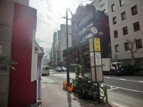 ビル目の前にバス停あり