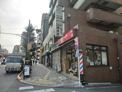 物件前の歩道、恵比寿駅方向です