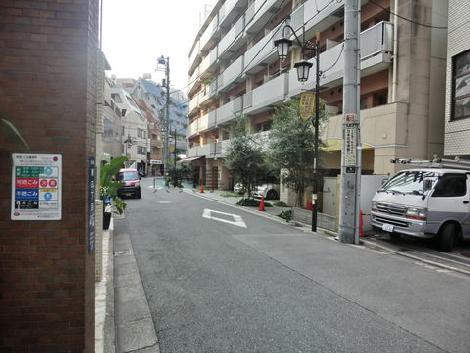 エントランス側の道路風景です