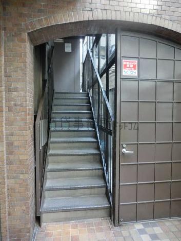 低層階の店舗・事務所区画への階段です