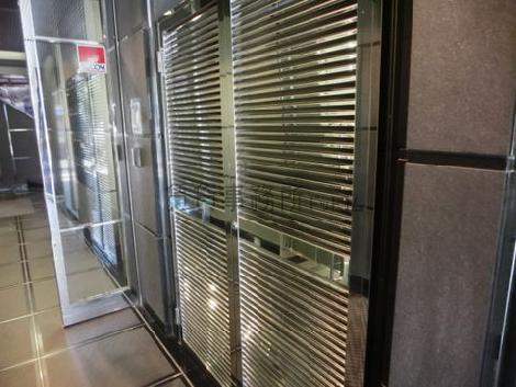 光沢のある素材が多く使用されています