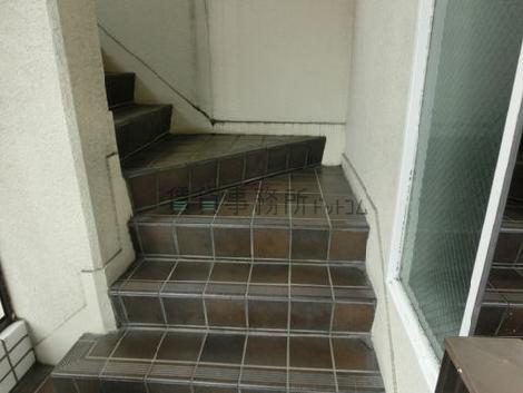 入口前の外階段です