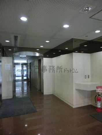 玄関の反対側にも出入り口があります