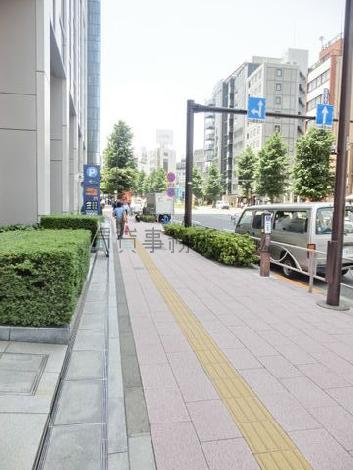 緑が点在する玄関周り