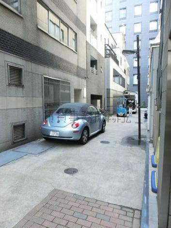 玄関前の静かな通り