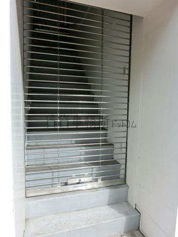 防犯対策にシャッターが設置された階段入口

