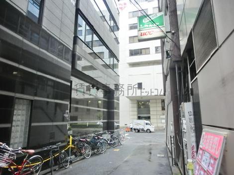 玄関は側面部分にあります