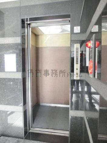 9人乗りエレベーターです