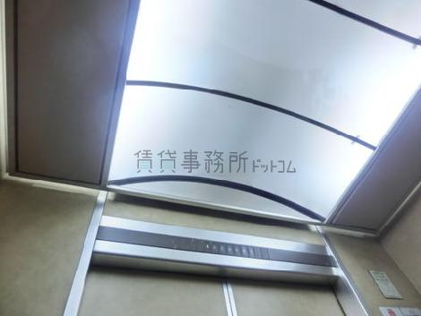 エレベーター内の天井照明