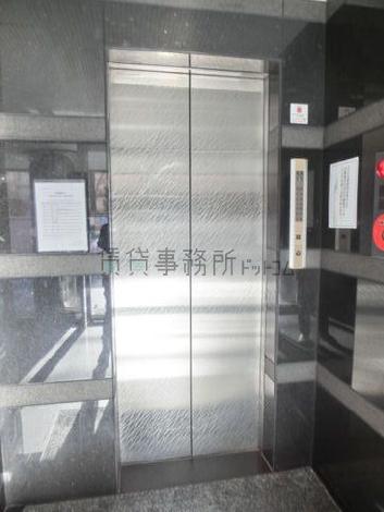 エレベーターの乗り場前
