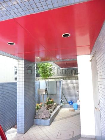 屋根の赤もインパクト有りです