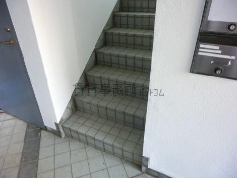建物左側面に上階への階段があります