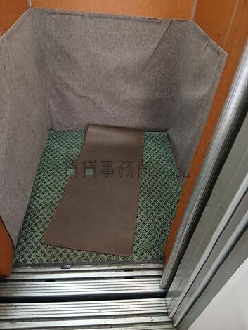 エレベーター内部