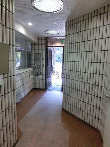 縦長のエントランスです