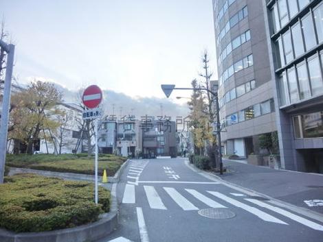 前面道路の脇道は一方通行になっております