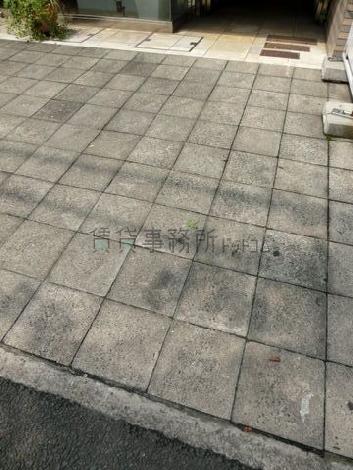前面にはブロックは敷き詰めてあります
