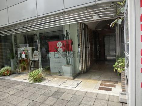 一階部分には店舗が入居中です
