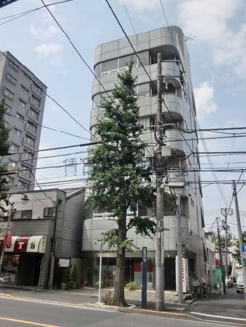 側面を路地と接した角地にたっています