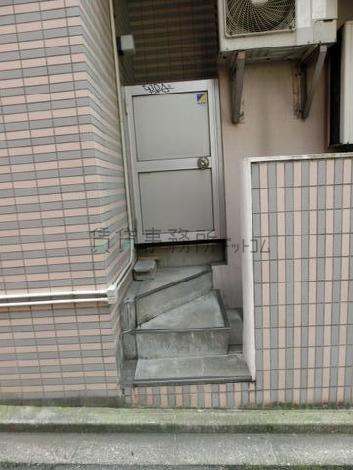 路地側に階段が設置されています