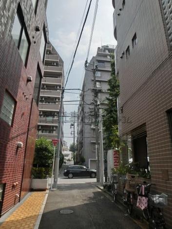 路地の奥から通り沿いを撮影
