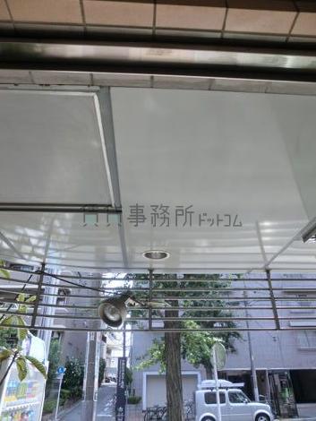 庇部分に照明が設置されています
