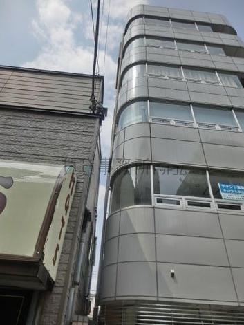正面向って左隣は建物に隣接