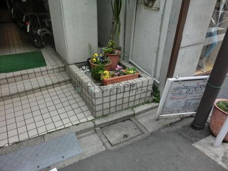 入口に花壇があります